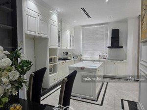 cho thuê biệt thự quận 2. nhà đẹp, cạnh hồ bơi, có thang máy, nội thất cao cấp.