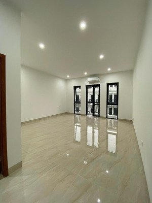 cho thuê căn sh 2 mặt tiền vị trí đẹp, hoàn thiện full thang máy, điều hoà, vệ sinh