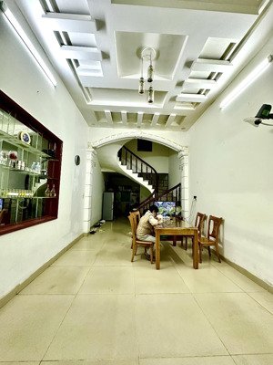 bán nhà văn cao 3,5 tầng vị trí đẹp oto tránh nhau giá chỉ 4,7 tỉ