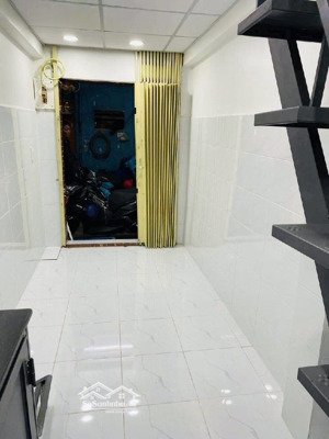 q1 - nhà nhỏ xinh - võ văn kiệt - 3 tầng - 12,6m2 - sổ riêng - chỉ hơn 2tỷ(một chút xíu) hộ khẩu q1