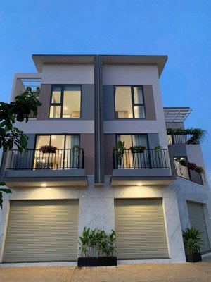 nhà xây sẵn 1 trệt 2 lầu mặt tiền ql1a dễ dàng kinh doanh.