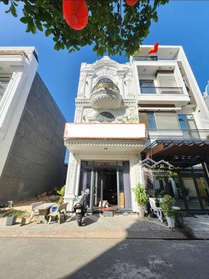 5.6 tỷ/ bán nhà 1 trệt 2 lầu tân cổ điển hoàn công kdc gần vòng xoay an phú p.an phú, tp.thuận an