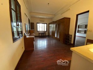 cho thuê nhà 4,5 tầng khu phố quảng khánh tây hồ hà nội diện tích: 200m