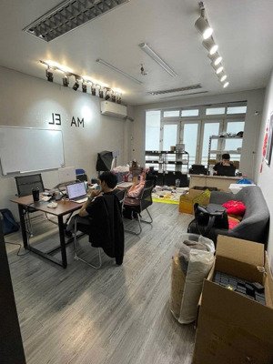 cho thuê văn phòng ngõ 59 hoàng cầu 40 m2 - 7 triệu/tháng có thang máy cừa sổ kính đẹp