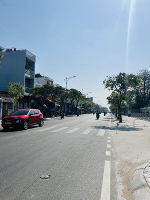 bán nhà đường lê lợi gần trường hồ thị bi chỉ 4,5 tỷ .128m2 ở đô thị , ngang gần 6m đường ô tô .