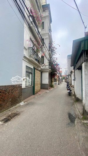 hơn 5 tỷ -nhà long biên 5 tầng ở ngay - 10p ra aeon long biên