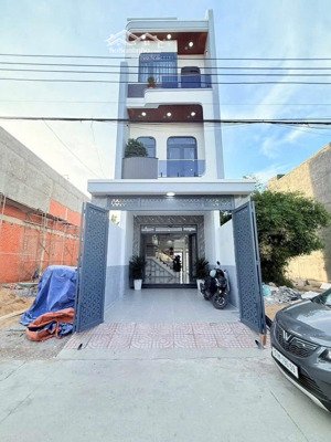 tôi cần bán căn nhà phố mới hoàn thiện mới 100% tại tân đông hiệp dĩ an