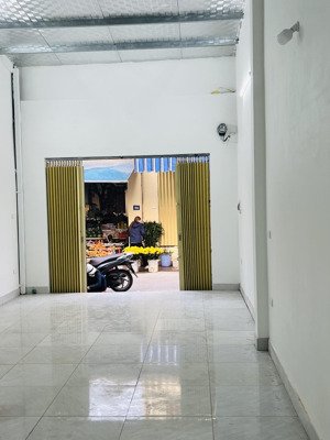gia đình cần cho thuê cửa hàng kinh doanh mặt chợ tổ 15 yên nghĩa