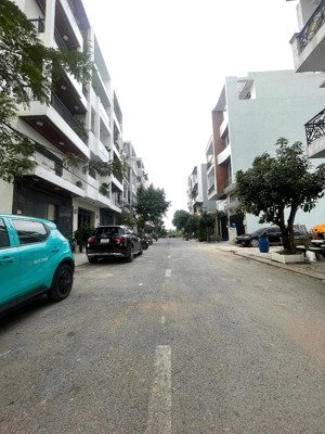 siêu phẩm 4 tầng kiên cố full nội thất đường nhựa 12m có vỉa hè. khu nhà cao tầng đồng bộ cao cấp.