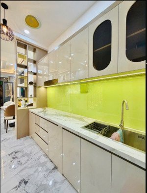 nhà rẻ có sổ diện tích (4.1x13,57m) 55.6m2. kết cấu 1 trệt 1 lửng 3 lầu + 1 tum. đường 6 - 7m