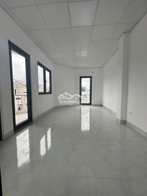 cho thuê nhà căn góc 127m2*3 tầng, nhà hoàn thiện , đường 3 ô tô tránh nhau. lh 