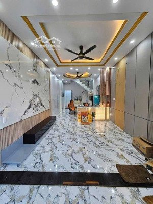 nhà 3 tầng hxh cạnh vinhomes q9 chỉ 5.x tỷ nhà mới full nội thất hẻm thông xe hơi đậu cửa