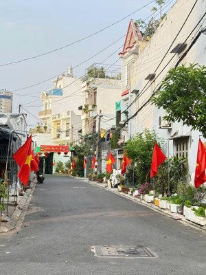 bán nhà đường tân chánh hiệp 4 p tân chánh hiệp diện tích: 4m x 13m, dt 50m
giá 5,450 tỷ