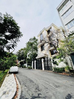 mót hơn 40 tỷ nhà lô góc sân vườn xuân diệu - quảng an 100m ra hồ tây, 99m2 thang máy mt: 9m! gấp