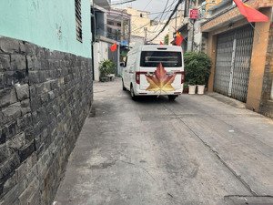 bán nhà gần đường cộng hoà, ngang lớn 5,25m. hẻm xe hơi thông. nở hậu tài lộc. giá 8,699 tỷ tl