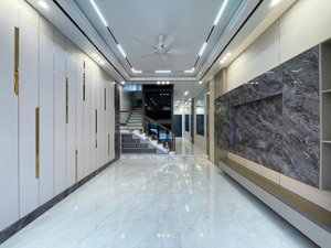 nhà 81m2 x 4 tầng thang máy lê hồng phong