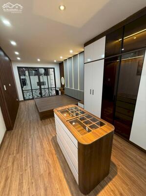 NHÀ ĐẸP- Ở NGAY- 6 TẦNG- THÔNG SÀN- THANG MÁY- Ô TÔ ĐỖ CỬA- SÁT PHỐ- PHỐ TRẦN DUY HƯNG.