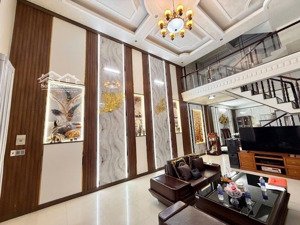 nhà đẹp 3 tầng- đường 8m- nhỉnh 5tỷ- gần vincom dĩ an