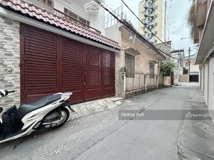 hẻm xe hơi nhà 2 tầng - dt 90m2- ngang nhà lớn 4,7m