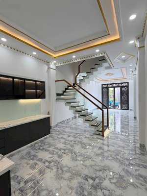 cho thuê nhà mới sát aeon bình tân dt 4,5x 20 xd 3,5 tấm . full máy lạnh . giá 28tr/tháng