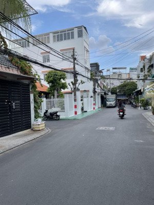 nhà ngay hoàng bật dạt 60 m 3 tầng 5.5 tỷ hẻm oto