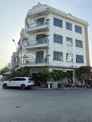 bán biệt thự, đường quốc lộ 1k,sát làng đại học, 5 tầng, 72m2, 8,6 tỷ hàng hiếm tại giá tốt