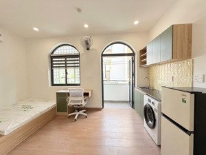 cho thuê chdv 40m2 full nội thất ban công ở đường nơ trang long q. bình thạnh gần văn lang
