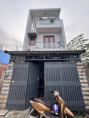 bán nhà ngay chợ đầu mối bà điểm 5x20 trệt 2 lầu giá 5.5 tỷ còn bớt