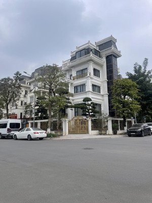 chính chủ bán gấp biệt thự dịch vọng, cầu giấy 236m2 4tầng mt 30m ô góc, thang máy, giá tốt 86 tỷ