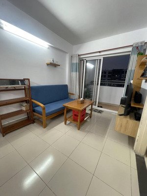 gai đình cần bán căn chung cư bàu cát 2 lô a , thang máy