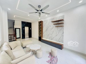 siêu phẩm! hoàng quốc việt, thang máy, full đồ ở luôn, ngõ thông, gần sát phố, 41mx6t