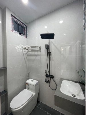 q4, hẻm 3m thẳng trục, cách mt đoàn văn bơ 50m( ngay cầu calmette sát q1), nhà mới 4 tầng, 23,5 m²