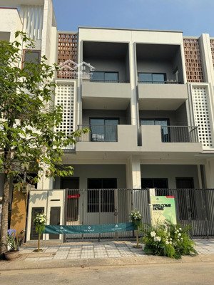 bán lỗ căn nhà phố the meadow bình chánh.vị trí bìa đẹp giá rẻ hơn hợp đồng và thị trường đang bán