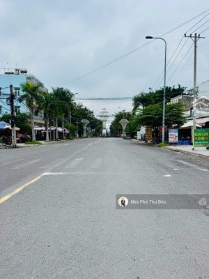 nhà 3 tầng - ôtô đỗ cửa - ubnd long trường - nguyễn duy trinh - ngang 5,5m