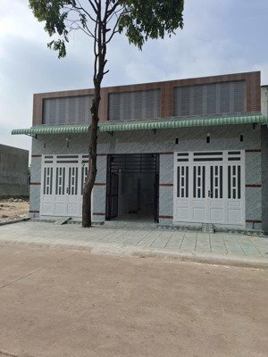 chủ kẹt tiền bán cặp trọ gần kcn becamex dt 300m3, giá 990tr, sau chợ mỹ phước, sổ sẵn.