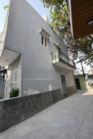 bán nhà hẻm xe hơi phường bảy hiền - 3 tầng đẹp góc 3 mặt hẻm thông thoáng nhỉnh 5 tỷ .