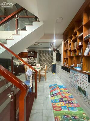 Bán Nhà Bùi Văn Ngữ Hiệp Thành.66m2. 4 Tầng. Ngang 4,2 m nở hậu tài lộc Đường 8m Xe Hơi ngủ trong nhà