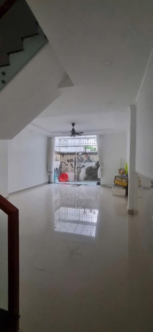 hot! bán nhà mặt phố kdc 13e bình hưng, bình chánh, 1 trệt 3 lầu dt 5x20 m2. đã có sổ. giá 7,6 tỷ.