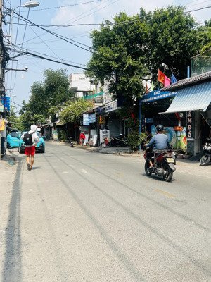 chỉ 4x tỷ bán nhà sát mặt tiền phan văn hớn , gần chợ lạc quang , 2 lầu đường 12m