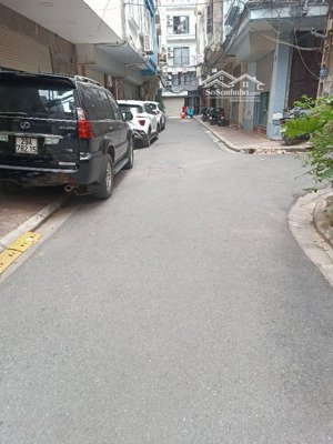 bán nhà thái hà 4,5 tầng ôtô vào nhà. kết cấu: 4,5 tầng, nhà chắc chắn o92 chín o72 năm 82.