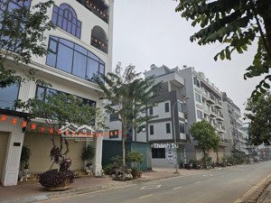 cho thuê tòa nhà 7 tầng, thang máy, vỉa hè, ô tô tránh 2 tầng thông sàn, 4 căn hộ 1,2 ngủ full đồ