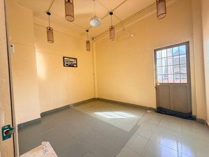 cho thuê nhà 3 tầng mặt đường nguyễn duy trinh , p bình trưng đông