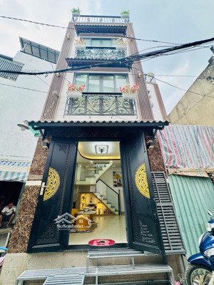 nhà đẹp mê 2 lầu đúc hẻm 4m thông thoáng gần cầu chữ y