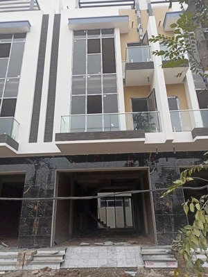 bán nhà liền kề 75m2, hướng tây, xây 4 tầng , đường 17m vị trí kinh doanh