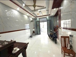 chỉ: 6,3 tỷ. ace có con cháu đi học k bỏ qua căn này. ngay trường bình t đông b-tên lửa. dt 4,5x17m