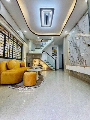 siêu phẩm "nắng" ba đình, quận 8. nhà mới tinh tươm, với tone màu vàng ấm áp.
nhỉnh 4tỷ