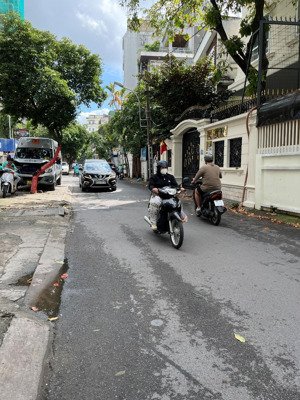 giá tốt cuối năm! nhà hxh tận cửa ngay hoàng diệu, 4*12, 4 tầng, 4 pn, mới đẹp vào ở ngay dịp tết.