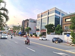 bân nhà ngọc thụy,45m, 4 ngủ, thang máy, phun nội thất,gàn ô tô tránh,9xty