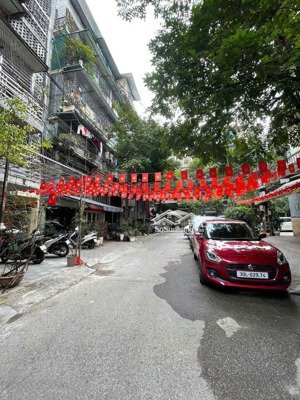 tập thể nghĩa tân trung tâm chợ nghĩa tân cầu giấy -50m -2 ngủ, wc khép kín, phòng khách rộng