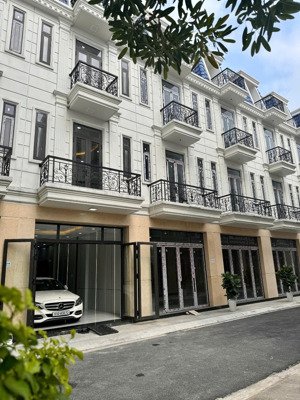 nhà đẹp tân phú ở liền- đối diện công viên khu compound an ninh 24/24- 